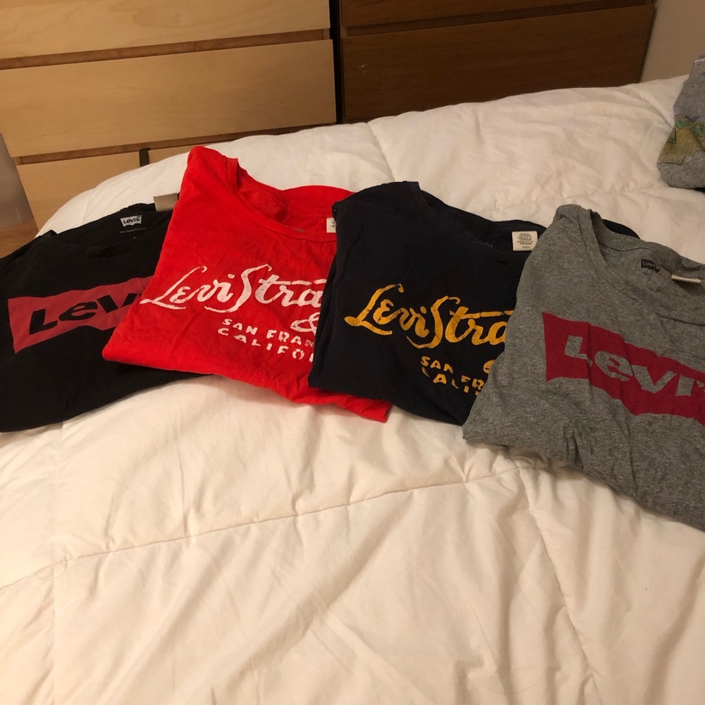 Levi’s short sleeve logo tees